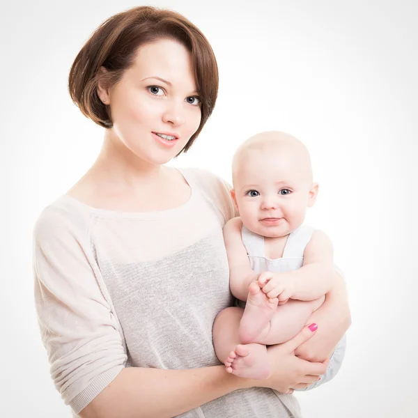 Ung mamma anläggning Baby Boy i armar Stockbild