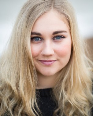 Genç sarışın genç kız sahilde düşünme