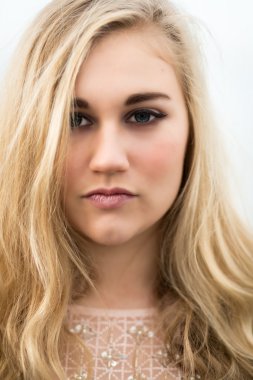 Mavi gözlü güzel sarışın genç kız