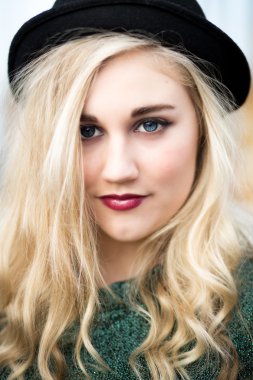 Melon şapkalı güzel sarışın genç kız