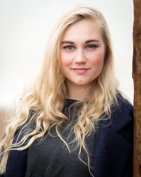 Jeune adolescente blonde réfléchissant sur la plage — Photo