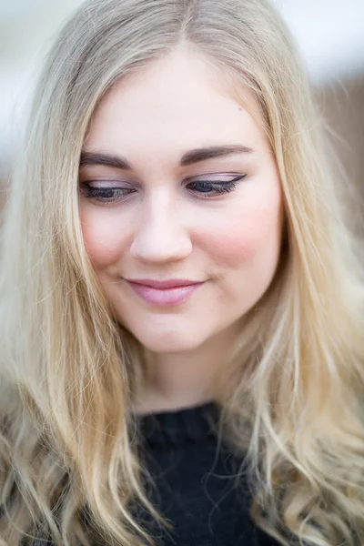 Genç sarışın genç kız sahilde düşünme