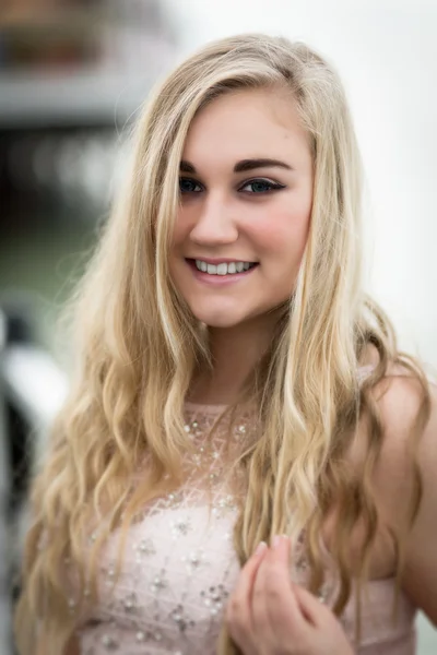 Schöne blonde Teenager-Mädchen mit blauen Augen — Stockfoto