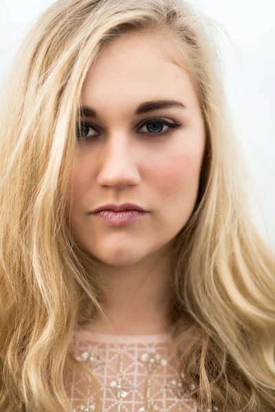Mavi gözlü güzel sarışın genç kız
