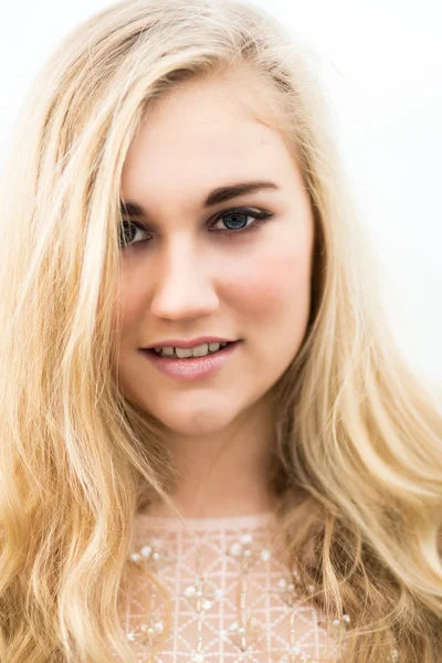 Schöne blonde Teenager-Mädchen mit blauen Augen — Stockfoto