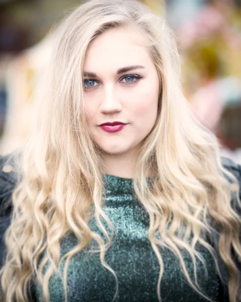 Retrato de una hermosa rubia de ojos azules adolescente en verde a — Foto de Stock