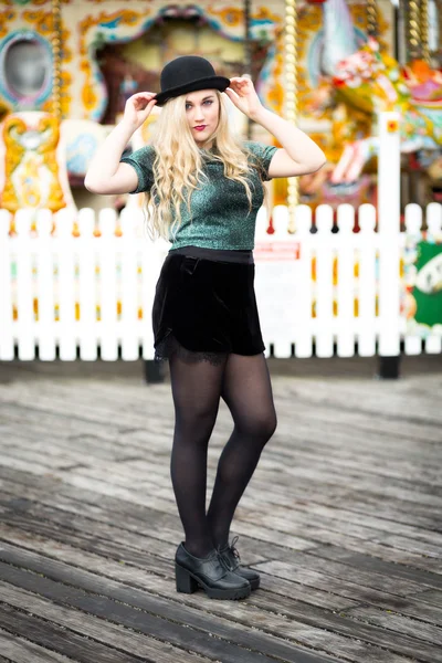 Belle adolescente blonde dans un chapeau Bowler — Photo