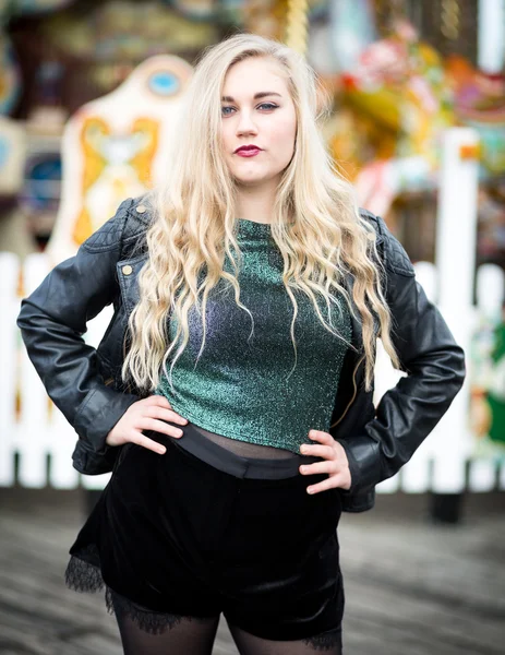 Porträt einer schönen blonden Teenagerin in Leder — Stockfoto