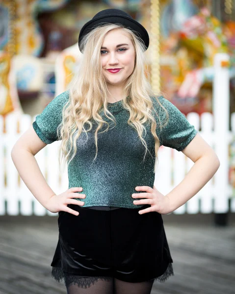 Schöne blonde Teenager-Mädchen in einer Melone Hut — Stockfoto
