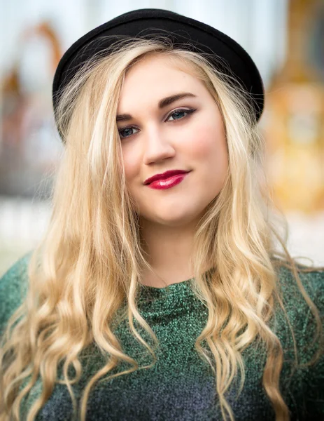 Mooie blonde tiener meisje in een bolhoed — Stockfoto