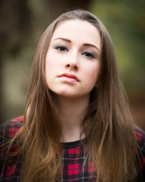 Retrato de uma bela adolescente loira escura em uma floresta — Fotografia de Stock