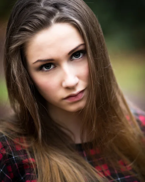 Portrait d'une belle adolescente blonde foncée dans une forêt — Photo