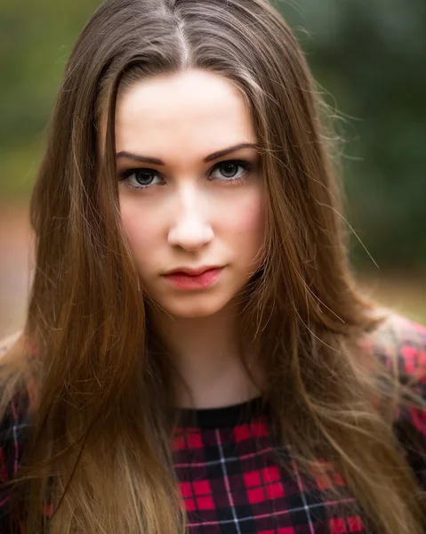 Retrato de uma bela adolescente loira escura em uma floresta — Fotografia de Stock