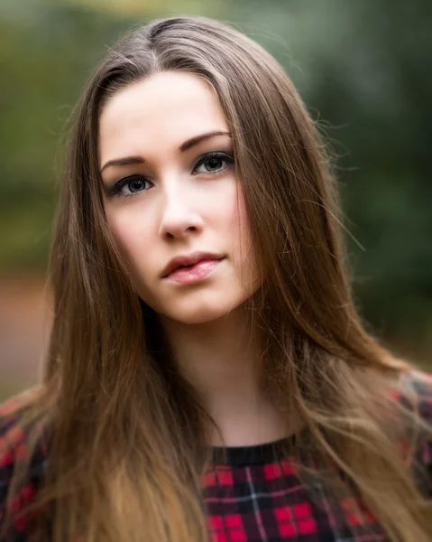 Ritratto di una bella adolescente bionda scura in una foresta — Foto Stock