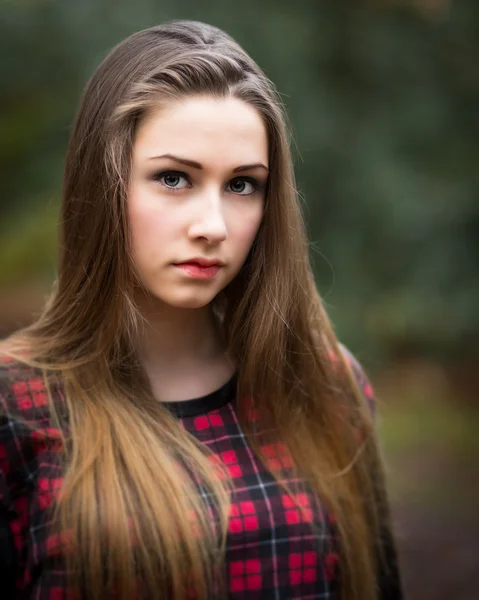 Retrato de uma bela adolescente loira escura em uma floresta Imagens Royalty-Free