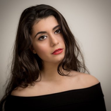 Ca arayan bir güzel genç esmer kadın portresi