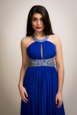 Uzun elbiseli güzel bir genç esmer kadın portresi