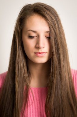 Uzun saçlı güzel bir genç kadın.