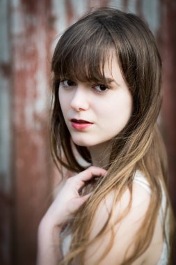 Rüzgar dışında uzun saçlı güzel genç kadın