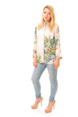 Güzel sarışın genç kız pantolon ve yüksek topuklu karşı 