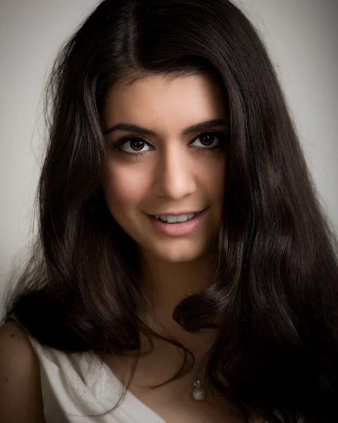 Portret pięknej uśmiechający się młoda kobieta brunetka — Zdjęcie stockowe