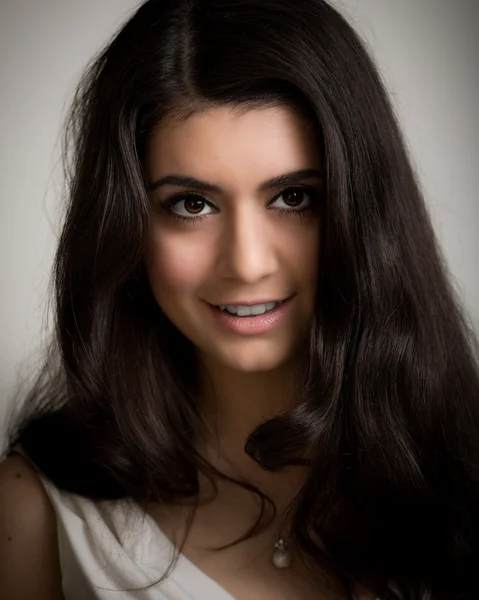 Portrait of a Beautiful Smiling Young Brunette Woman — Stock Photo, Image