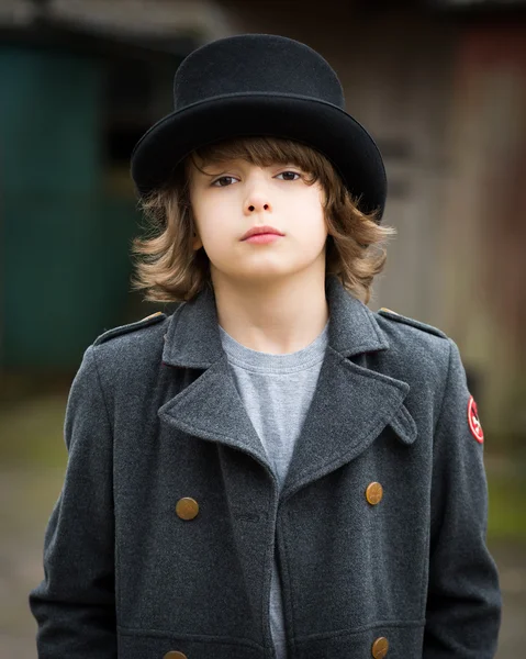 Хлопчик у довгому пальто і циліндр — стокове фото