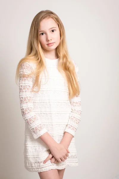 Hübsche junge Teenager-Mädchen in weißem Kleid — Stockfoto