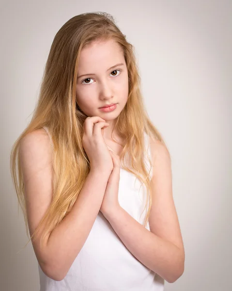 Vacker ung blyg blond flicka — Stockfoto