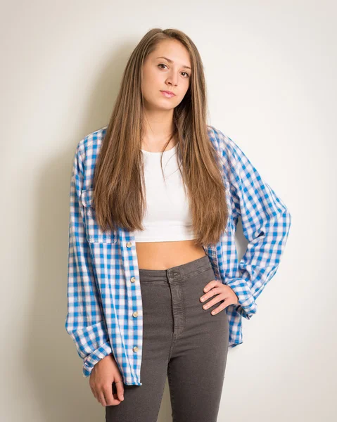 Schöne Teenie-Mädchen in einem weißen Top und blauem Hemd — Stockfoto