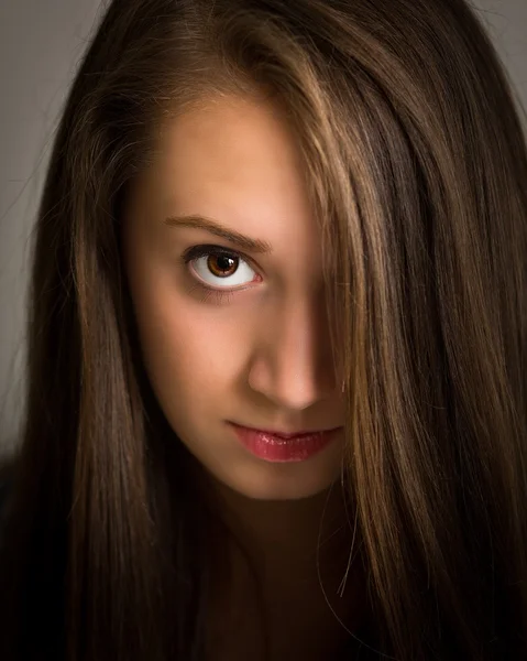 Mooie jonge vrouw staren — Stockfoto