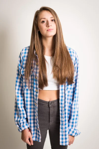 Menina adolescente bonita em um top branco e camisa azul — Fotografia de Stock