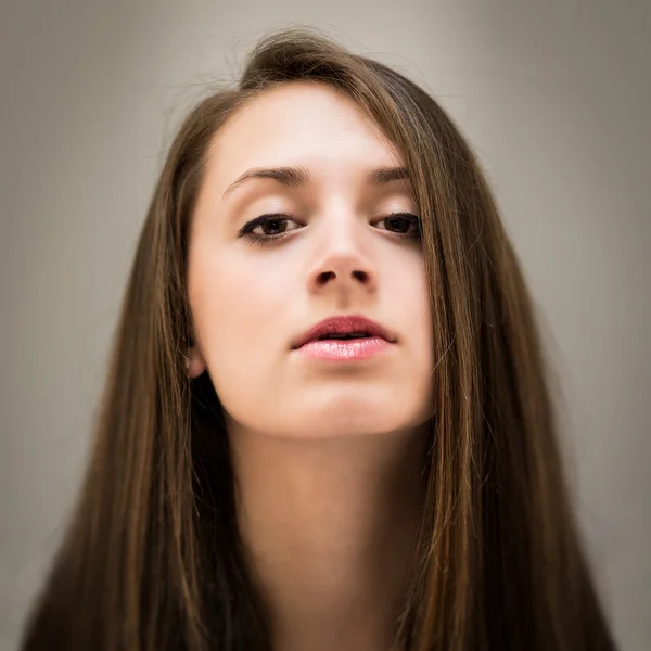 Hermosa mujer joven con el pelo castaño largo — Foto de Stock