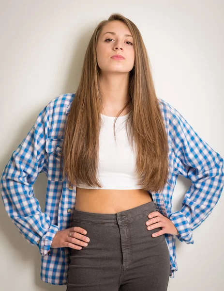 Mooie tiener meisje in een witte bovenkant en blauwe Shirt — Stockfoto
