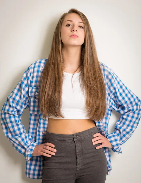 Menina adolescente bonita em um top branco e camisa azul — Fotografia de Stock