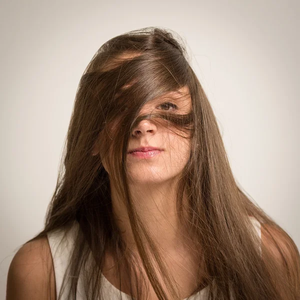 Mujer joven con el pelo estropeado —  Fotos de Stock