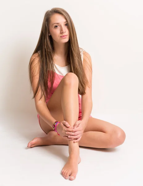 Beautiful young teenager sitting on the ground — Stock Photo, Image