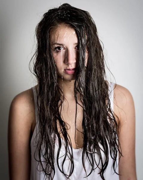 10 代の少女の顔を水が流れ — ストック写真