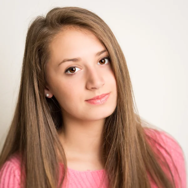 Bela jovem mulher com cabelo comprido — Fotografia de Stock