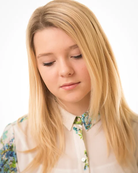 Schönes blondes Mädchen, das nach unten schaut — Stockfoto