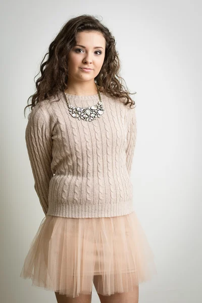 Kręcone brunetka w różowy spódnica — Zdjęcie stockowe