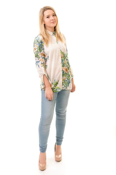 Mooie blonde tiener in Shirt en broek — Stockfoto