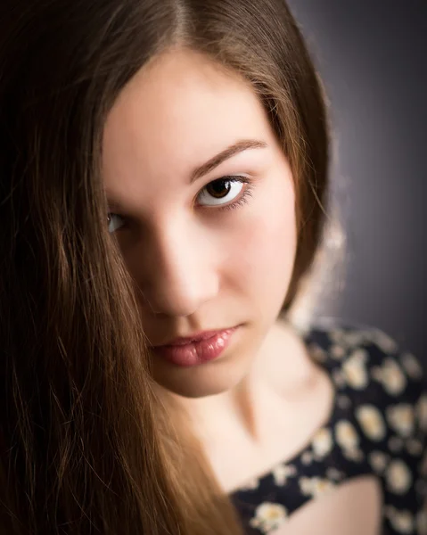 Menina adolescente bonita olhando para cima — Fotografia de Stock