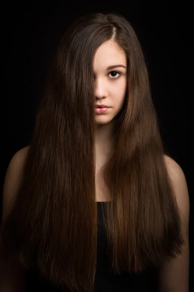 Vacker brunett tjej med långt hår — Stockfoto