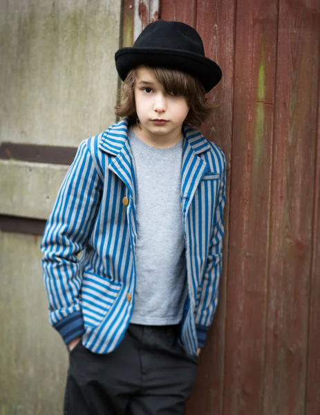 Boy with Hat Leaning Against the Wall — Stock Photo, Image