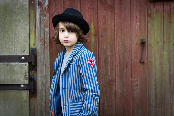 Ragazzo con il cappello appoggiato al muro — Foto Stock