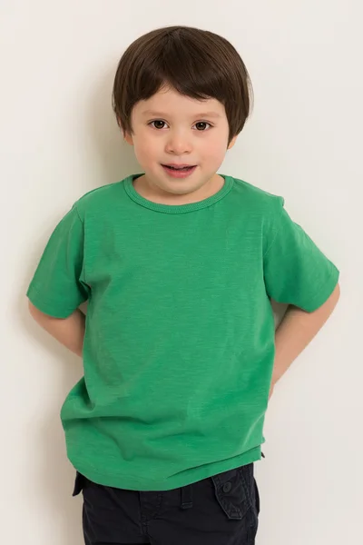 Jongen in groene t-shirt — Stockfoto