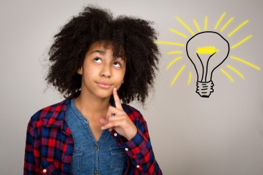 Afro saç düşünce ile genç genç kız