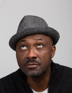 Siyah adam anız giyen A ararken Hat ile