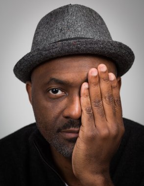 Siyah adam anız kapsayan bir göz ile şapkalı